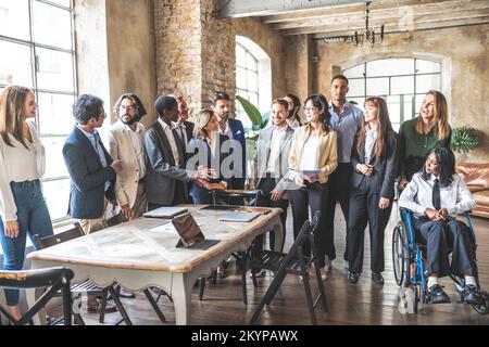 Porträt eines gemischten Arbeitsteams mit multiethnischen und behinderten Menschen Stockfoto