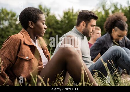 Porträt multiethnischer Jugendlicher beim Picknick im Park Stockfoto