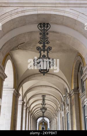 Heller gewölbter Korridor mit hängenden Lampen des Ribeira-Palastes in Lissabon, Portugal Stockfoto