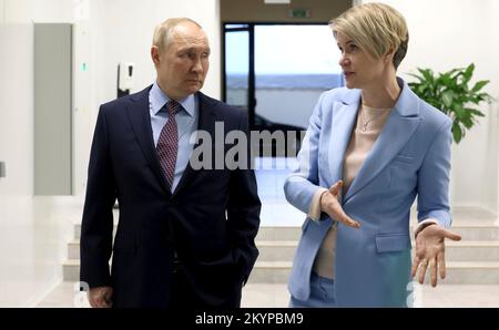 Sotschi, Russland. 01.. Dezember 2022. Der russische Präsident Wladimir Putin, begleitet von der Leiterin der Sirius Educational Foundation Elena Shmeleva, Right, besucht Laboreinrichtungen an der Sirius University of Science and Technology, 1. Dezember 2022 in Sotschi, Russland. Kredit: Mikhail Metzel/Kreml Pool/Alamy Live News Stockfoto