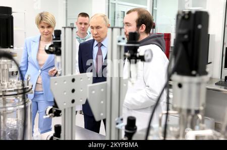 Sotschi, Russland. 01.. Dezember 2022. Der russische Präsident Wladimir Putin, Zentrum, besucht in Begleitung der Leiterin der Sirius Educational Foundation Elena Shmeleva, Left, Laboreinrichtungen an der Sirius University of Science and Technology, 1. Dezember 2022 in Sotschi, Russland. Kredit: Mikhail Metzel/Kreml Pool/Alamy Live News Stockfoto