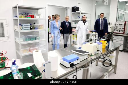 Sotschi, Russland. 01.. Dezember 2022. Der russische Präsident Wladimir Putin, Zentrum, besucht in Begleitung der Leiterin der Sirius Educational Foundation Elena Shmeleva, Left, Laboreinrichtungen an der Sirius University of Science and Technology, 1. Dezember 2022 in Sotschi, Russland. Kredit: Mikhail Metzel/Kreml Pool/Alamy Live News Stockfoto