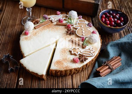 Köstliche Eierpunsch-Lebkuchen-Torte mit zuckerhaltigen Cranberries, Lebkuchen, Zimt und Sternanis Stockfoto