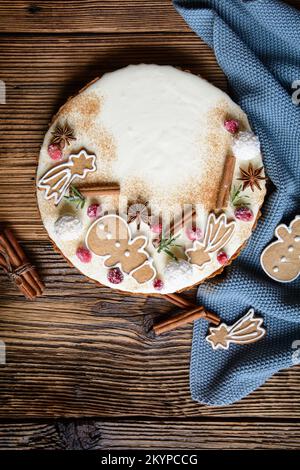 Köstliche Eierpunsch-Lebkuchen-Torte mit zuckerhaltigen Cranberries, Lebkuchen, Zimt und Sternanis Stockfoto