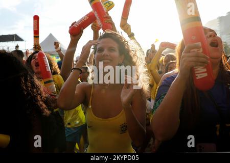 Fans brasilianischer Frauen jubeln auf einer Straßenparty, um die Fußballnationalmannschaft zu unterstützen, die die FIFA-Weltmeisterschaft auf der Arena des Fanfestivals spielt Stockfoto