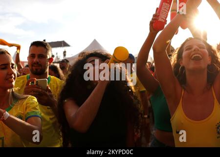 Fans brasilianischer Frauen jubeln auf einer Straßenparty, um die Fußballnationalmannschaft zu unterstützen, die die FIFA-Weltmeisterschaft auf der Arena des Fanfestivals spielt Stockfoto