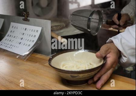 Der Meister bei der Arbeit in Gamo Udon. Stockfoto