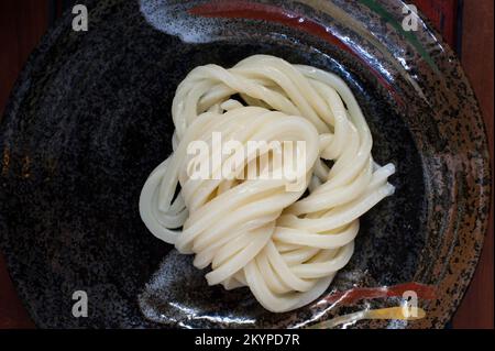 Der udon von Hinode wird immer noch aus Kagawa-Mehl hergestellt, während viele andere Geschäfte australischen Weizen importieren. Er zieht viele Einheimische und Touristen aus ganz Japan an. Stockfoto