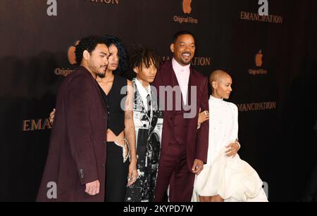 Los Angeles, Kalifornien, USA. 30.. November 2022. (L-R) Trey Smith, Willow Smith, Jaden Smith, will Smith und Jada Pinkett Smith nehmen am 30. November 2022 im Regency Village Theatre in Los Angeles, Kalifornien, an der Premiere von Apple Original Films „Emancipation“ in Los Angeles Teil. Kredit: Jeffrey Mayer/Jtm Photos/Media Punch/Alamy Live News Stockfoto