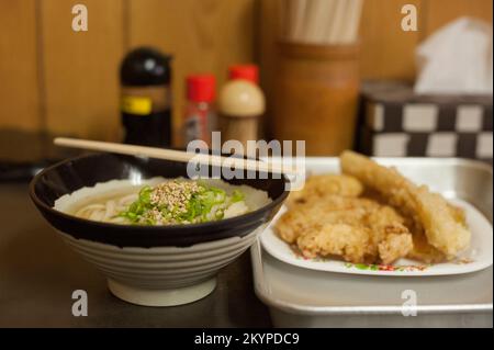 Heißes udon und Tempura - ein typisches Kagawa-Mittagessen - im Hyogo Udon. Stockfoto