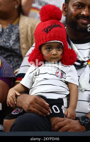 Doha, Katar. 01.. Dezember 2022. Ein deutscher Fan schaut beim FIFA-Weltmeisterschaftsspiel der Gruppe E 2022 im Al Bayt Stadium in Doha, Katar, am 01. Dezember 2022 zu. Foto: Chris Brunskill/UPI Credit: UPI/Alamy Live News Stockfoto