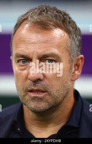 Doha, Katar. 01.. Dezember 2022. Der deutsche Trainer Hansi Flick schaut am 01. Dezember 2022 beim FIFA Fußball-Weltmeisterschaftsspiel Gruppe E 2022 im Al Bayt Stadium in Doha, Katar, vorbei. Foto: Chris Brunskill/UPI Credit: UPI/Alamy Live News Stockfoto