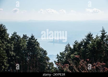 Landschaft südwestlich des Biwa-Sees (Biwako) und das Stadtbild von Otsu-shi von einem Berggipfel in Hieizan (Berg Hiei), Shiga, Japan Stockfoto