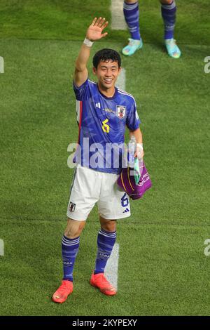 Doha, Katar. 01.. Dezember 2022. Wataru Endo von Japan dankt den Fans beim FIFA-Weltmeisterschaftsspiel Katar 2022 zwischen Japan und Spanien am 1. Dezember 2022 im Khalifa International Stadium in Doha, Katar. Foto von Peter Dovgan. Nur redaktionelle Verwendung, Lizenz für kommerzielle Verwendung erforderlich. Keine Verwendung bei Wetten, Spielen oder Veröffentlichungen von Clubs/Ligen/Spielern. Kredit: UK Sports Pics Ltd/Alamy Live News Stockfoto