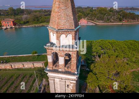 Luftaufnahme auf der Insel Mazzorbo in Venedig, Italien. Forte di Mazzorbo, alter Glockenturm, Weinberg und Mazzorbo Park. Stockfoto