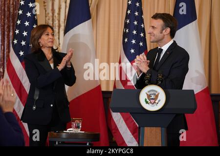 Washington, Vereinigte Staaten Von Amerika. 01.. Dezember 2022. Präsident Emmanuel Macron von Frankreich, rechts, erkennt den Applaus an, da US-Vizepräsident Kamala Harris, Left, auf ein Mittagessen zu Ehren des französischen Präsidenten im Außenministerium in Washington, DC am Donnerstag, den 1. Dezember 2022 schaut.Kredit: Leigh Vogel/Pool/Sipa USA Credit: SIPA USA/Alamy Live News Stockfoto