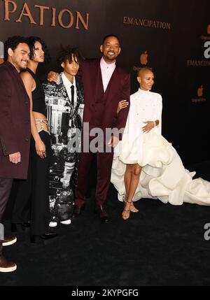 Los Angeles, Kalifornien, USA. 30.. November 2022. (L-R) Trey Smith, Willow Smith, Jaden Smith, will Smith und Jada Pinkett Smith nehmen am 30. November 2022 im Regency Village Theatre in Los Angeles, Kalifornien, an der Premiere von Apple Original Films „Emancipation“ in Los Angeles Teil. Kredit: Jeffrey Mayer/Jtm Photos/Media Punch/Alamy Live News Stockfoto