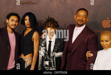 Los Angeles, Kalifornien, USA. 30.. November 2022. (L-R) Trey Smith, Willow Smith, Jaden Smith, will Smith und Jada Pinkett Smith nehmen am 30. November 2022 im Regency Village Theatre in Los Angeles, Kalifornien, an der Premiere von Apple Original Films „Emancipation“ in Los Angeles Teil. Kredit: Jeffrey Mayer/Jtm Photos/Media Punch/Alamy Live News Stockfoto