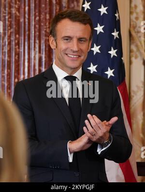 Washington, Usa. 01.. Dezember 2022. Der französische Präsident Emmanuel Macron applaudiert bei einem Mittagessen zu seinen Ehren im Außenministerium in Washington, DC, am Donnerstag, den 1. Dezember 2022. Foto: Leigh Vogel/UPI Credit: UPI/Alamy Live News Stockfoto