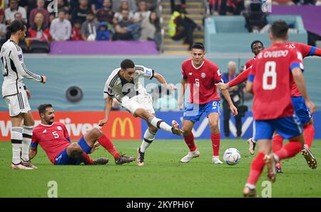 Katar, 01/12/2022, Leroy SANE (GER), Celso BORGES (CRC), Jamal MUSIALA (GER), Oscar DUARTE (CRC), Torchance, Action, Duels, Costa Rica (CRC) - Deutschland (GER), Gruppe Stufe E, 3. Matchday, Al-Bayt-Stadion in Al-Khor, am 1.. Dezember 2022, Fußball-Weltmeisterschaft 2022 in Katar ab November 20.. - 18.12.2022 Stockfoto