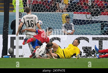 Katar, 01/12/2022, Jelzin TEJEDA (CRC) schießt das Tor auf 1:1, im Gegensatz zu links nach rechts Lukas KLOSTERMANN (GER), David RAUM (GER), Goalwart Manuel NEUER (GER), Action, Costa Rica (CRC) - Deutschland (GER), Gruppenphase Gruppe E, 3.. Tag, Al-Kht, im Stadion am 1.. Dezember 2022. Fußball-Weltmeisterschaft 2022 in Katar ab November 20.. - 18.12.2022 Stockfoto