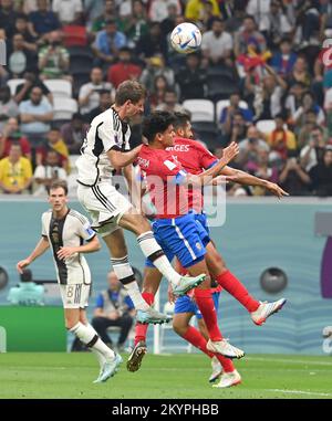 Katar, 01/12/2022, von links nach rechts Thomas MÜLLER (Muller) (GER), Jelzin TEJEDA (CRC) Header, Action, Duels, Costa Rica (CRC) - Deutschland (GER), Gruppe Stage Group E, 3. Spieltag, Al-Bayt Stadium in Al-Khor, am 1.. Dezember 2022, Fußball-Weltmeisterschaft 2022 in Katar ab November 20.. - 18.12.2022 Stockfoto