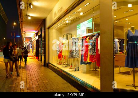 HONGKONG - 21. APRIL 2014: Tsim Sha Tsui Straßen bei Nacht. Tsim Sha Tsui, oft abgekürzt als TST, ist ein städtisches Gebiet im Süden von Kowloon, Hongkong. Stockfoto