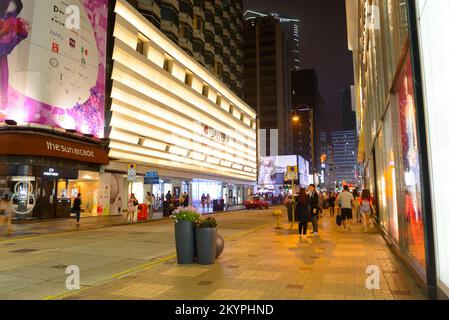 HONGKONG - 21. APRIL 2014: Tsim Sha Tsui Straßen bei Nacht. Tsim Sha Tsui, oft abgekürzt als TST, ist ein städtisches Gebiet im Süden von Kowloon, Hongkong. Stockfoto