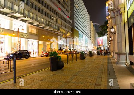 HONGKONG - 21. APRIL 2014: Tsim Sha Tsui Straßen bei Nacht. Tsim Sha Tsui, oft abgekürzt als TST, ist ein städtisches Gebiet im Süden von Kowloon, Hongkong. Stockfoto