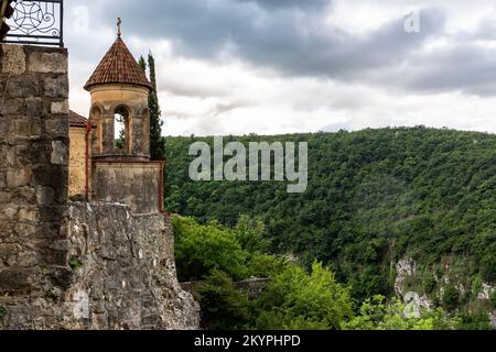 Glockenturm des Motsameta-Klosters, mittelalterliche orthodoxe Steinkirche aus dem XI. Jahrhundert auf einer Klippe inmitten üppiger Wälder in Georgien, Imereti Region. Stockfoto