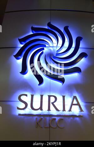 KUALA LUMPUR, MALAYSIA - 23. APRIL 2014: Suria KLCC Shopping Mall Logo. Suria KLCC ist eines der größten Einkaufszentren in Malaysia Stockfoto