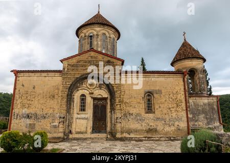 Motsameta-Kloster, mittelalterliche orthodoxe Steinkirche aus dem XI. Jahrhundert auf einer Klippe in der Imereti-Region in Georgien. Stockfoto