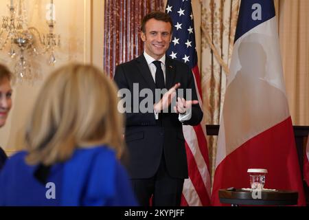 Washington, DC, 1. Dezember 2022, Präsident Emmanuel Macron von Frankreich applaudiert bei einem Mittagessen zu seinen Ehren, das vom US-Vizepräsidenten Kamala Harris und US-Außenminister Antony Blinken am Donnerstag, 1. Dezember 2022Credit im Außenministerium von Washington, DC, ausgerichtet wurde: Leigh Vogel/Pool via CNP/MediaPunch Stockfoto