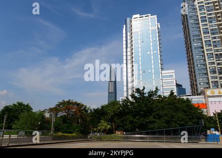 SHENZHEN, CHINA - 28. MAI 2014: Shenzhen Downtown, Luohu District. Shenzhen ist eine große Stadt in der chinesischen Provinz Guangdong. Stockfoto