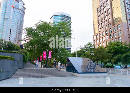 SHENZHEN, CHINA - 28. MAI 2014: Shenzhen Downtown, Luohu District. Shenzhen ist eine große Stadt in der chinesischen Provinz Guangdong. Stockfoto