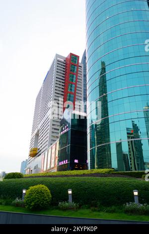 SHENZHEN, CHINA - 28. MAI 2014: Shenzhen Downtown, Luohu District. Shenzhen ist eine große Stadt in der chinesischen Provinz Guangdong. Stockfoto