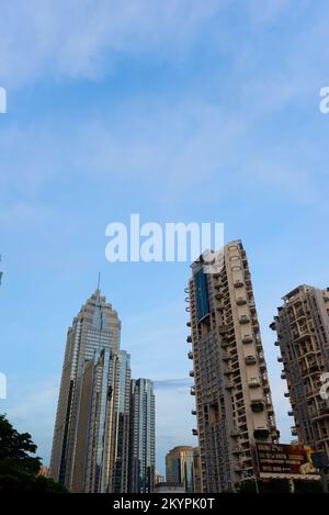 SHENZHEN, CHINA - 28. MAI 2014: Shenzhen Downtown, Luohu District. Shenzhen ist eine große Stadt in der chinesischen Provinz Guangdong. Stockfoto