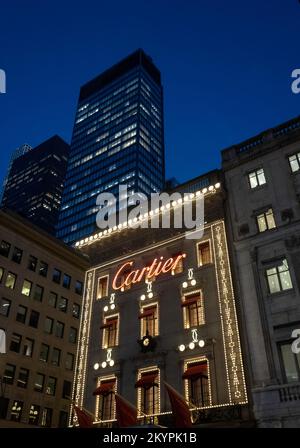 Das Cartier Mansion mit 2022 Weihnachtsdekorationen auf der Fifth Avenue, New York City, USA Stockfoto