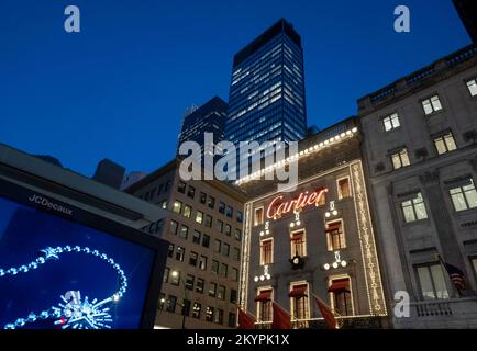 Das Cartier Mansion mit 2022 Weihnachtsdekorationen auf der Fifth Avenue, New York City, USA Stockfoto