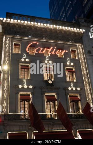 Das Cartier Mansion mit 2022 Weihnachtsdekorationen auf der Fifth Avenue, New York City, USA Stockfoto