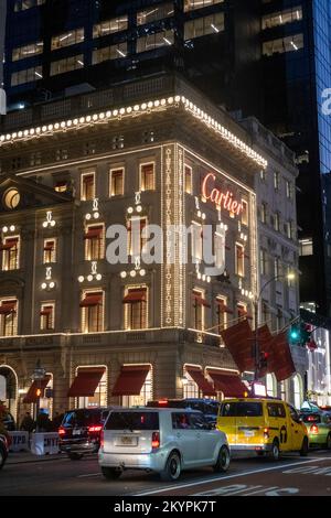 Das Cartier Mansion mit 2022 Weihnachtsdekorationen auf der Fifth Avenue, New York City, USA Stockfoto