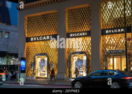 Der Bulgari Jewelry Store auf der Fifth Avenue ist für die Weihnachtszeit in New York City, USA 2022, dekoriert Stockfoto