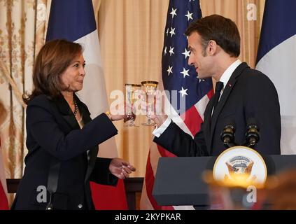 Washington, DC, 1. Dezember 2022, Präsident Emmanuel Macron von Frankreich, Right, und US-Vizepräsident Kamala Harris, Left, stoßen anlässlich eines Mittagessens zum Gedenken an den französischen Präsidenten im Außenministerium von Washington, DC, am Donnerstag, 1. Dezember 2022Credit an: Leigh Vogel/Pool via CNP/MediaPunch Stockfoto