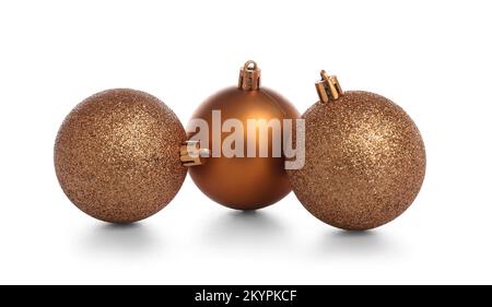 Drei goldene Weihnachtsbälle isoliert auf weißem Hintergrund Stockfoto
