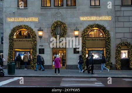 Der Bergdorf Goodman Store ist ein luxuriöses Urlaubsziel an der Fifth Avenue in New York City, USA 2022 Stockfoto