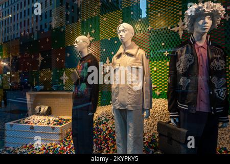 Louis Vuitton Holiday Window an der Fifth Avenue und 57. Street, NYC, USA 2022 Stockfoto