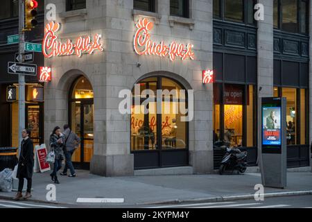 Chick-fil-A Corner Store auf der Park Avenue South in New York City, USA 2022 Stockfoto