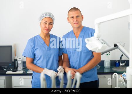 Porträt von zwei lächelnden qualifizierten Zahnärzten Stockfoto