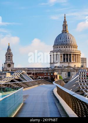 Blick über die Millennium Bridge in Richtung St Paul's Cathedral, London, England, Großbritannien Stockfoto