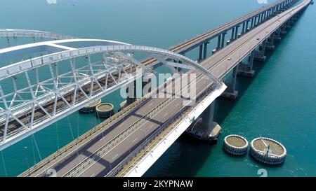 Schöne Hängebrücke über blaues Wasser. Aufnahme. Autobahn auf einer großen Hängebrücke, die durch den Seegrund führt. Krim-Hängebrücke über Turq Stockfoto